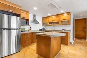 Ocean-view Condo With Resort Pool & Sundeck