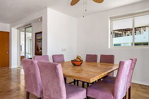 Spacious Apartment With Ocean Views, Pool & Balcony