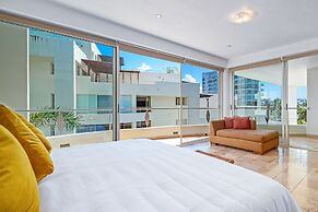 Spacious Apartment With Ocean Views, Pool & Balcony
