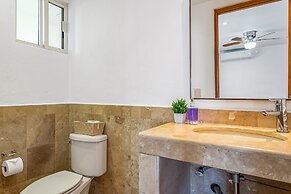 Spacious Apartment With Ocean Views, Pool & Balcony