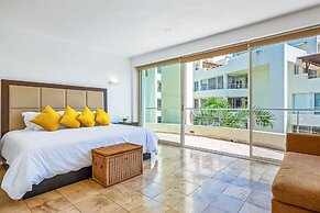 Spacious Apartment With Ocean Views, Pool & Balcony