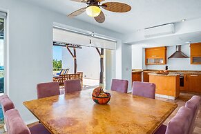 Spacious Apartment With Ocean Views, Pool & Balcony