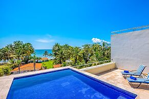 Spacious Apartment With Ocean Views, Pool & Balcony
