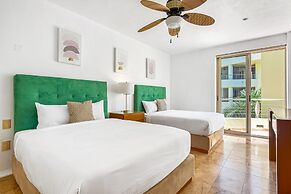 Spacious Apartment With Ocean Views, Pool & Balcony