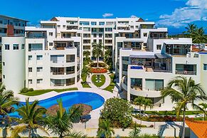 Spacious Apartment With Ocean Views, Pool & Balcony