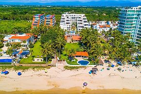 Spacious Apartment With Ocean Views, Pool & Balcony