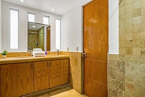 Spacious Apartment With Ocean Views, Pool & Balcony