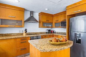 Spacious Apartment With Ocean Views, Pool & Balcony