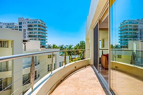 Spacious Apartment With Ocean Views, Pool & Balcony