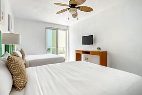 Spacious Apartment With Ocean Views, Pool & Balcony