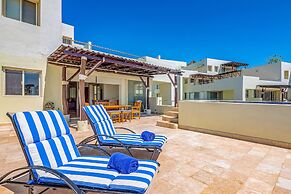 Spacious Apartment With Ocean Views, Pool & Balcony