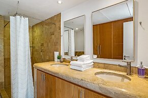 Spacious Apartment With Ocean Views, Pool & Balcony