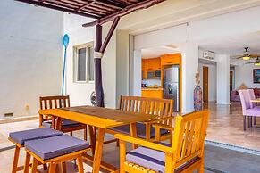 Spacious Apartment With Ocean Views, Pool & Balcony