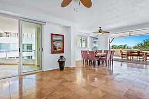 Spacious Apartment With Ocean Views, Pool & Balcony