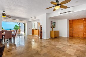 Spacious Apartment With Ocean Views, Pool & Balcony