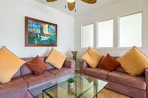 Spacious Apartment With Ocean Views, Pool & Balcony