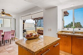 Spacious Apartment With Ocean Views, Pool & Balcony