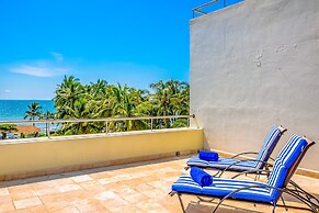 Spacious Apartment With Ocean Views, Pool & Balcony