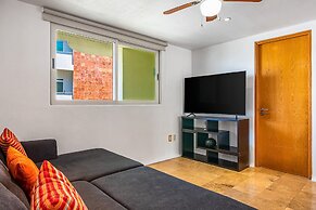 Spacious Apartment With Ocean Views, Pool & Balcony