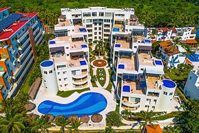 Spacious Apartment With Ocean Views, Pool & Balcony