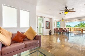 Spacious Apartment With Ocean Views, Pool & Balcony