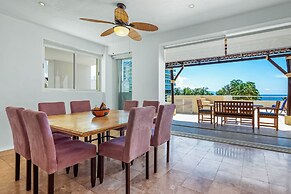 Spacious Apartment With Ocean Views, Pool & Balcony