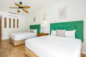 Spacious Apartment With Ocean Views, Pool & Balcony