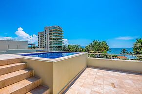 Spacious Apartment With Ocean Views, Pool & Balcony
