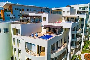 Spacious Apartment With Ocean Views, Pool & Balcony