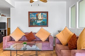 Spacious Apartment With Ocean Views, Pool & Balcony