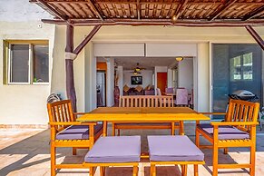 Spacious Apartment With Ocean Views, Pool & Balcony