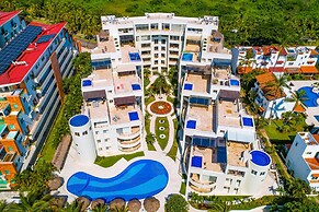 Spacious Apartment With Ocean Views, Pool & Balcony