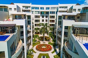 Spacious Apartment With Ocean Views, Pool & Balcony