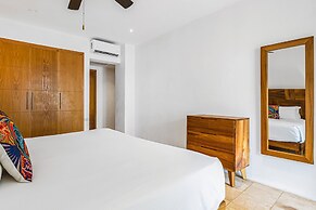 Bright Coastal Apartment With Pool, Balcony & Beach Access Close by