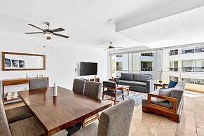Bright Coastal Apartment With Pool, Balcony & Beach Access Close by