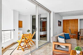 Bright Coastal Apartment With Pool, Balcony & Beach Access Close by