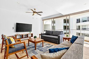 Bright Coastal Apartment With Pool, Balcony & Beach Access Close by