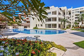 Bright Coastal Apartment With Pool, Balcony & Beach Access Close by
