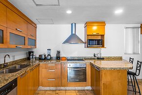Bright Coastal Apartment With Pool, Balcony & Beach Access Close by