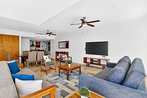 Bright Coastal Apartment With Pool, Balcony & Beach Access Close by