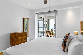 Bright Coastal Apartment With Pool, Balcony & Beach Access Close by
