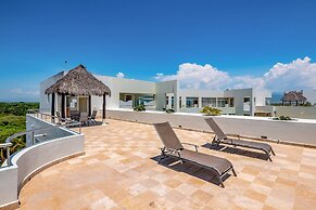 Bright Coastal Apartment With Pool, Balcony & Beach Access Close by