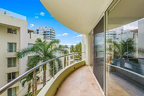 Bright Coastal Apartment With Pool, Balcony & Beach Access Close by