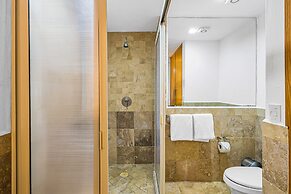 Bright Coastal Apartment With Pool, Balcony & Beach Access Close by