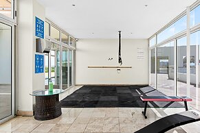 Bright Coastal Apartment With Pool, Balcony & Beach Access Close by