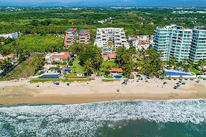 Bright Coastal Apartment With Pool, Balcony & Beach Access Close by