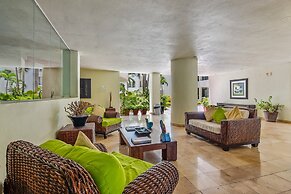 Bright Coastal Apartment With Pool, Balcony & Beach Access Close by