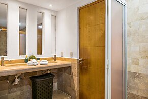 Bright Coastal Apartment With Pool, Balcony & Beach Access Close by