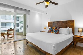 Bright Coastal Apartment With Pool, Balcony & Beach Access Close by