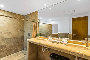 Bright Coastal Apartment With Pool, Balcony & Beach Access Close by